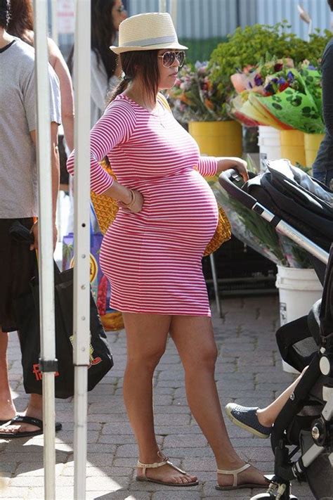 style file kourtney kardashian s amazing maternity looks maternity fashion stylish maternity