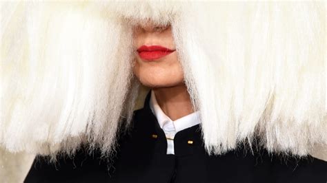 Sia Reveals Her Face In A Rare Moment At Oscars Party