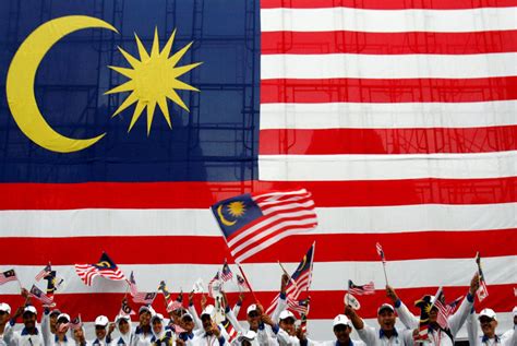 Rekaan ini telah diluluskan oleh majlis perundangan persekutuan setelah diperkenankan. Duh, Bendera Malaysia Dikira Bendera ISIS | Republika Online