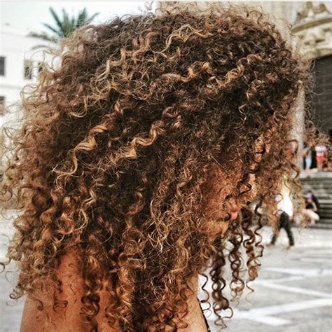 This curly highlights is a dynamic and. I N S T A G R A M @EmilyMohsie | Curly hair styles ...