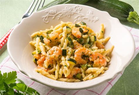 Put the sauce in a skillet, add some cheese and add the drained pasta to the sauce. Ricetta Trofie gamberetti e zucchine - La ricetta di ...