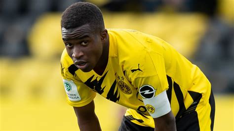 Borussia dortmund's youssoufa moukoko, who turns 16 on november 20, could make champions league history next month by becoming the competition's youngest player ever. Moukoko / Youssoufa Moukoko Could Make His Debut For ...