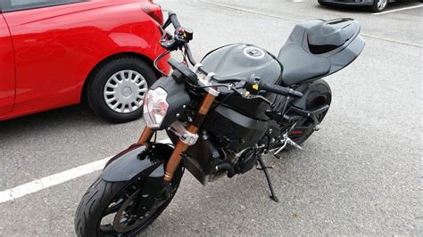 Digi gear indicator, braided hoses, k4 indicators, k6 front brake master cylinder, double bubble screen, renthal bars. Suzuki Gsxr 1000 Umbau Streetfighter | バイク