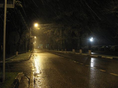 Streetlight And The Rain At Night Night Scenery Night Rain City Rain