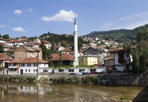 Altes Stadtstadtbild Sarajevos Durch Den Fluss Redaktionelles Stockfotografie - Bild von ...