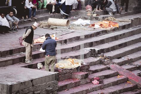 Dead Bodies Wrapped In A Blanket On Temple Steps — Photo