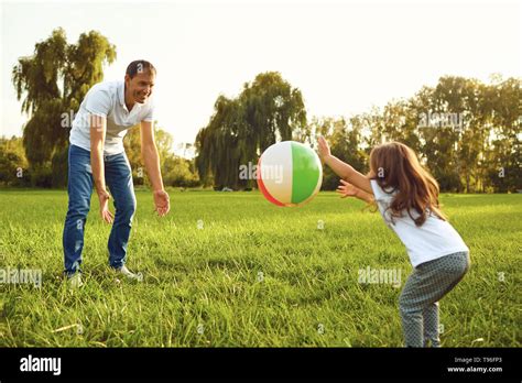 Jugando Con Una Pelota De Futbol Fotos E Imágenes De Stock Alamy