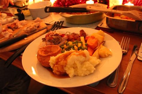 Part of a free series of english lessons about world. English Traditional Christmas Dinner | Traditional christmas dinner, Christmas food dinner ...