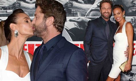 Tiene un carlino hembra llamada lolita. Gerard Butler and girlfriend Morgan Brown kiss at premiere ...