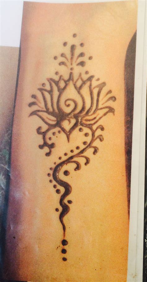 Although it's not exactly a tattoo, henna or mehndi is a henna is used to improve the appearance of the body. Henna tattoo design | Henna tattoo vorlagen, Henna tattoo ...