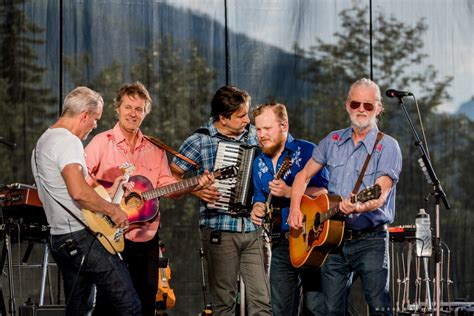 Blue Rodeo Keeps Em Thirsty On A Hot Friday Night In Banff Sound