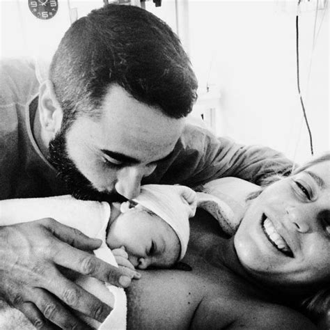 Primera Imagen De Giuls Con Su Hijo Recién Nacido Y Su
