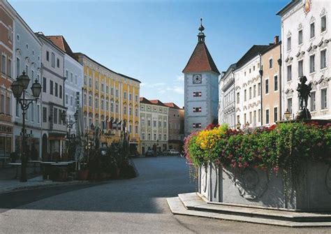 From north to south, it extends over 9.5 km. Stadtplatz mit Ledererturm | Wels | Oberösterreich ...