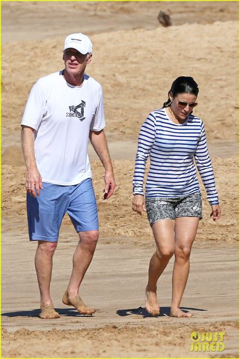 Julia Louis Dreyfus Shows Off Great Beach Body At 53 Photo 3268986