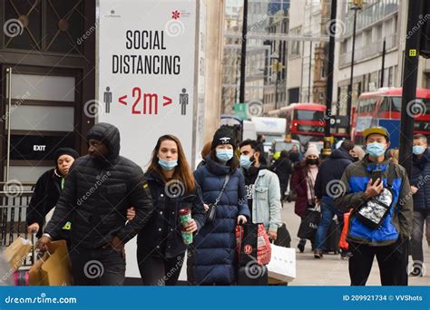 People With Face Masks In Oxford Street London Editorial Stock Image Image Of Walk Circus