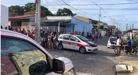IMAGENS FORTES Dois homens são assassinado a tiros no bairro de Mandacaru em João Pessoa