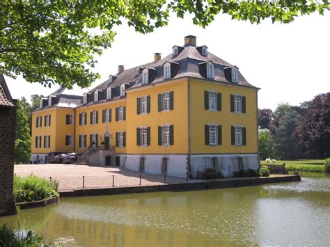 The simple courtyard, which used to be surrounded by moats, plays an important role in the history of the town, as there were family ties between the owners and the olmissen family called mülstroe (on haus hall in ratheim and haus. TOUR DE FRANS: Rurroute in Wassenberg