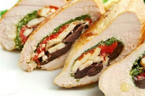 Nada mejor que un pollo relleno jugoso, con una piel dorada al exterior y carne jugosa en el interior. Pollo Relleno Deshuesado Receta