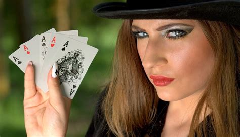 Each player is dealt two private cards and there are five face up shared (or community) cards on the table that can be used by anyone. Cómo descargar Texas Hold'em de Apple para iOS