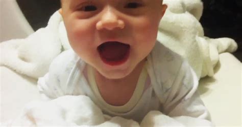 Papa kommt nach hause und luca freud sich.süß oder nicht ?mein equipment gaming: Mama lässt lächelndes Baby bei Papa, aber als sie nach ...