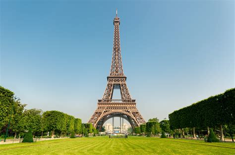 En fait quand latour eiffel scintille la nuit, l'effet aléatoire des éclairages est bien trompeur. Torre Eiffel reabre após 3 meses fechada por coronavírus