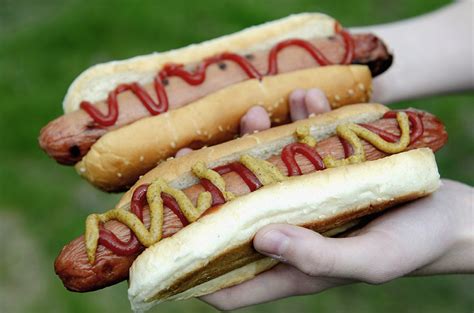 Enten du planlegger å ha selskapet ute eller inne, så har vi tips til hvordan du får det klassiske 17. Sånn får du de beste pølsene til 17. mai!