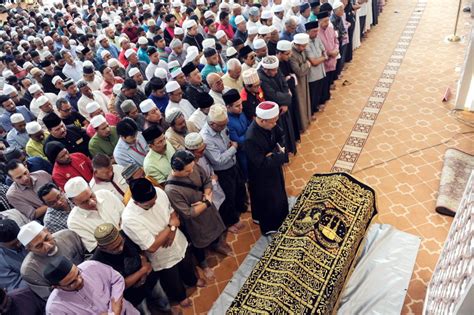 Maka apabila matahari sudah terbit, berhentilah dari shalat karena matahari itu terbit di antara dua tanduk setan. Suasana Suram Iringi Pengebumian SM Salim - Hiburan | mStar