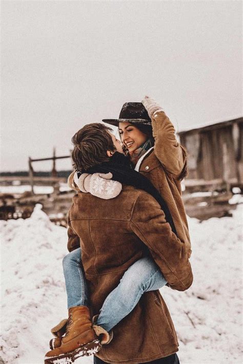 15 Cute Christmas Photos For Couples To Show Love