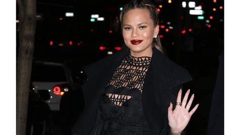 Chrissy Teigen Weighs In On Chris Evan S Leaked Nude Pic Saying She Saves Nsfw Pics On Her