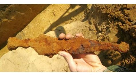 Archaeology Intern Stumbles Upon Incredible 2000 Yr Old Roman Dagger