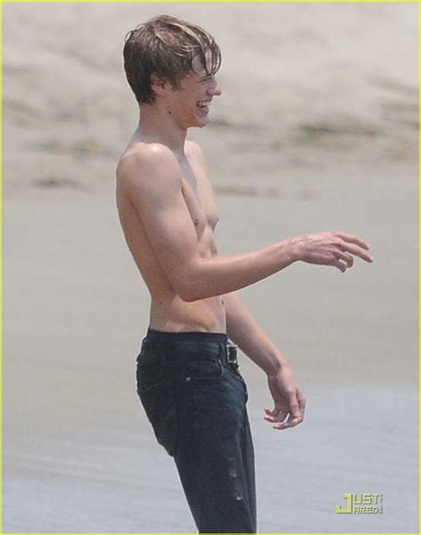 Miley Cyrus Lucas Till Hit The Beach Photo Lucas Till Miley Cyrus Shirtless