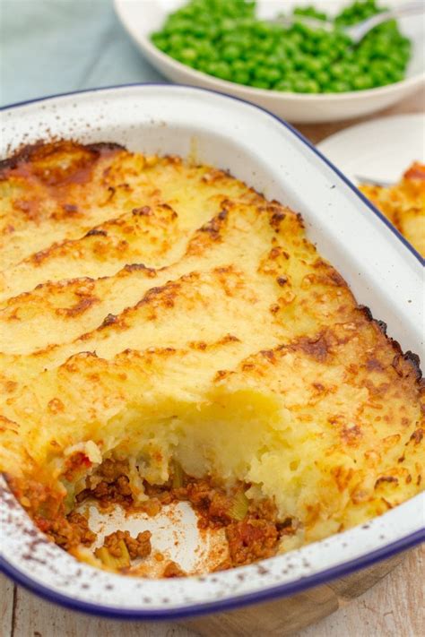 The bottom layer is a simple a mix of ground lamb and vegetables, simmered into a delicious savory sauce. Quorn Shepherd's Pie - Easy Peasy Foodie