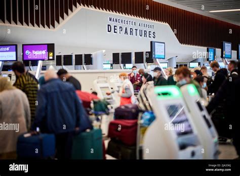 Manchester Airport New Terminal 2 Departures Area Busy Stock Photo Alamy