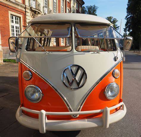 This particular model had 23 and later 21 windows including eight high windows in the roof. Unser VW T1 de Luxe - VW T1 Bulli - Hochzeitsauto und ...