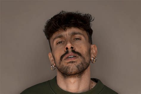 Nel 2020 è stato annunciato come uno dei grandi protagonisti del festival di sanremo 2021. Chi è Aiello, il cantante di Arsenico protagonista a Sanremo