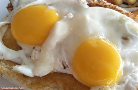 Warung kopi ini sudah ada sejak tahun 1930 dengan nama. Roti Bakar Telur Goyang