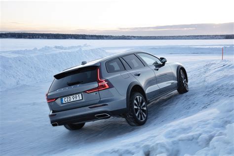 Our mild hybrids save fuel and reduce tailpipe emissions by recovering energy from the brakes and storing it in a 48v battery. Volvo V60 Cross Country: Hej, przygodo! - moto.rp.pl