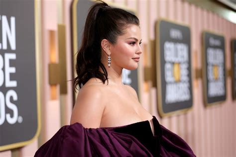 Selena Gomezs High Ponytail Is A Red Carpet Win At The Golden Globes