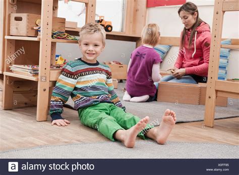 Kleiner Junge Sitzt Auf Dem Boden In Seinem Kindergarten