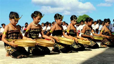Tari Habakoorai Sabu Raijua Indonesia Straw Bag Bali Dance Fashion