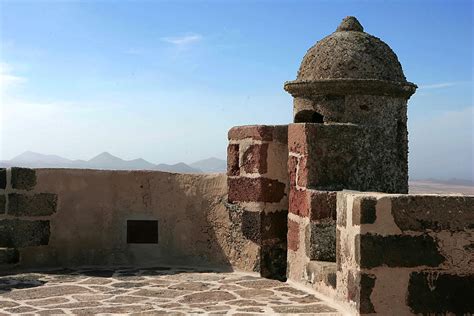 Si pasas por alicante, una de las visitas obligatorias a sus monumentos turísticos es sin duda la subida al castillo de santa barbara. El Castillo de Santa Bárbara - Museo de la PirateríaMuseo ...