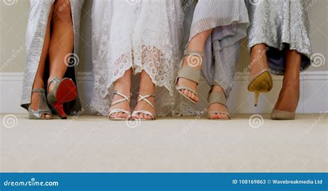 la jeune mariée et les demoiselles d honneur montrent leurs chaussures 4k 4k clips vidéos