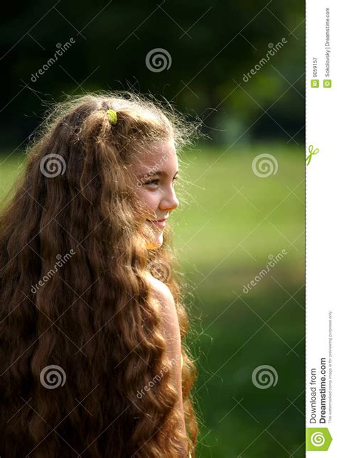 Leuk Meisje Met Zeer Lang Haar Stock Afbeelding Image Of Glimlach