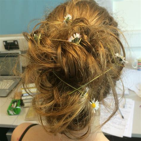 736 x 735 jpeg 51 кб. Summer daisy flower hair | Flowers in hair, Hair, Hair styles