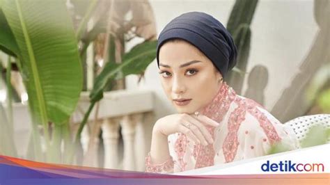 Foto Gaya Nikita Willy Pakai Baju Modest Dan Kerudung Yang Bikin Pangling