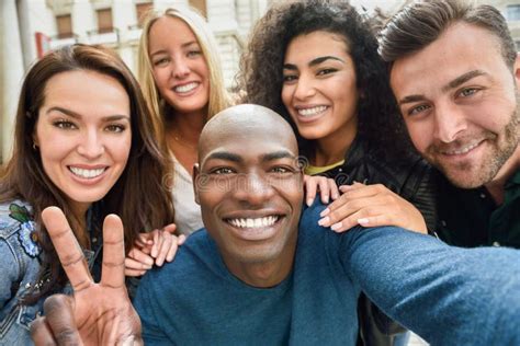 Groupe Multiracial Des Jeunes Prenant Le Selfie Photo Stock Image Du Rire Masculin 114389594
