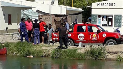 Un Vecino Hall Un Cuerpo Flotando En Un Canal De Riego