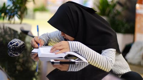 Lehrer Gefeuert Weil Er Schülerin Hijab Vom Kopf Riss