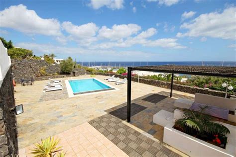 Set in los mojones, puerto del carmen, lanzarote. 6 bedroom villa for sale with 1,200m2 of land, Puerto ...