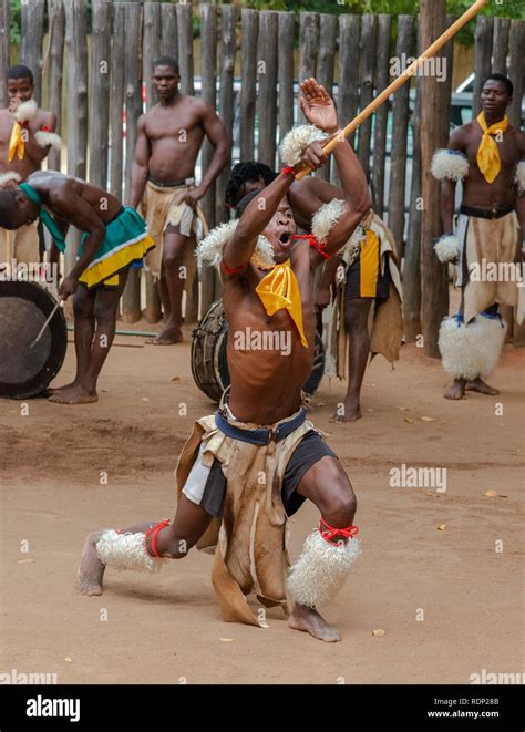 Trajes Tradicionales Africanos Fotografías E Imágenes De Alta